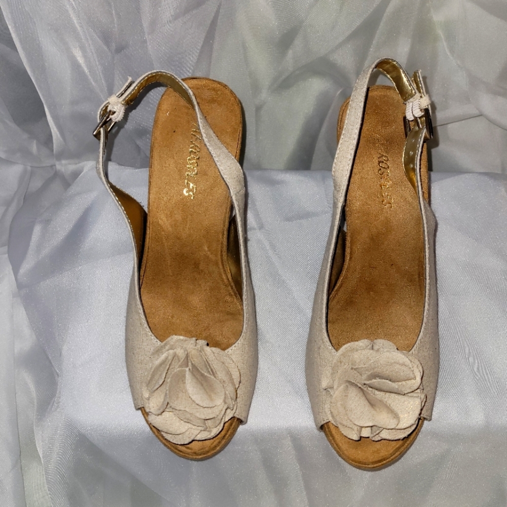 WEDGE W ROSE DESIGN SIMMER BADGE , NWOT - Picture 1 of 4